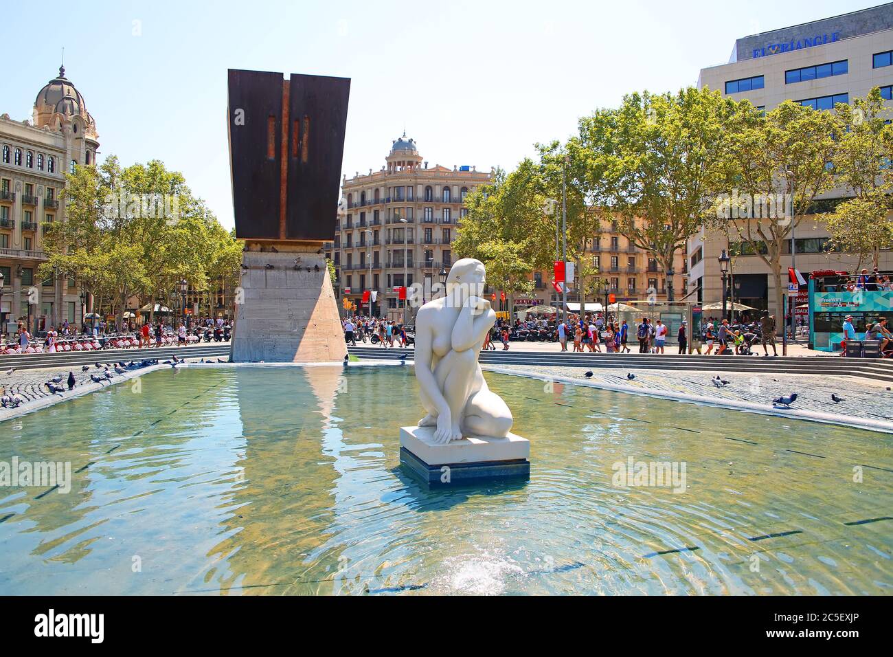 Schöne Skulptur einer Frau in einem Wasserspiel oder Teich, im Zentrum der Stadt in der Innenstadt, Placa de Catalunya oder Katalonien-Platz, Bar Stockfoto
