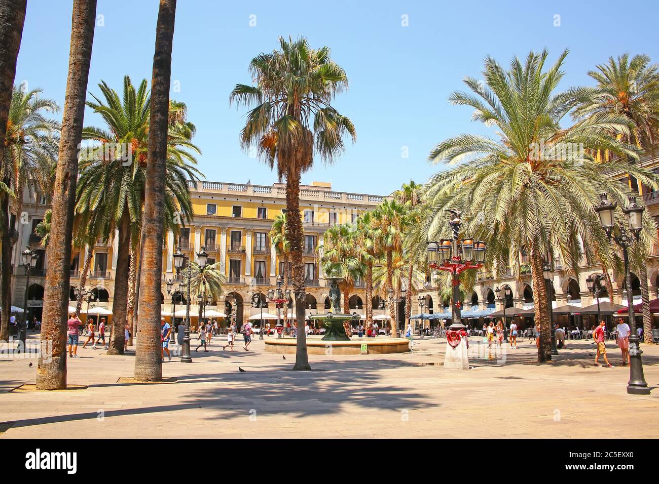 Blick auf Plaça Reial, ein Platz im Barri Gòtic von Barcelona, Katalonien, Spanien. Es liegt neben La Rambla und ist eine beliebte Touristenattraktion Stockfoto