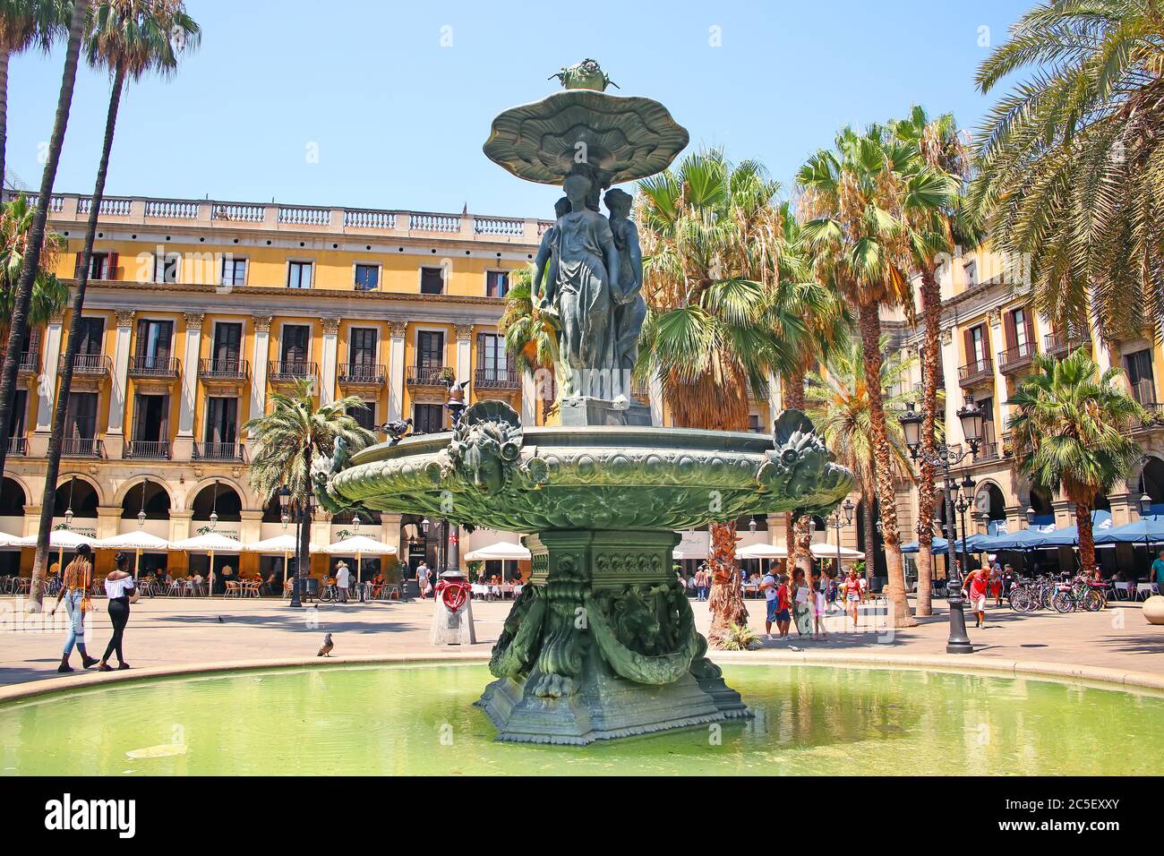 Schöner Brunnen im Zentrum von Plaça Reial, einem Platz im Barri Gòtic von Barcelona, Katalonien, Spanien. Es liegt neben La Rambla, A Stockfoto