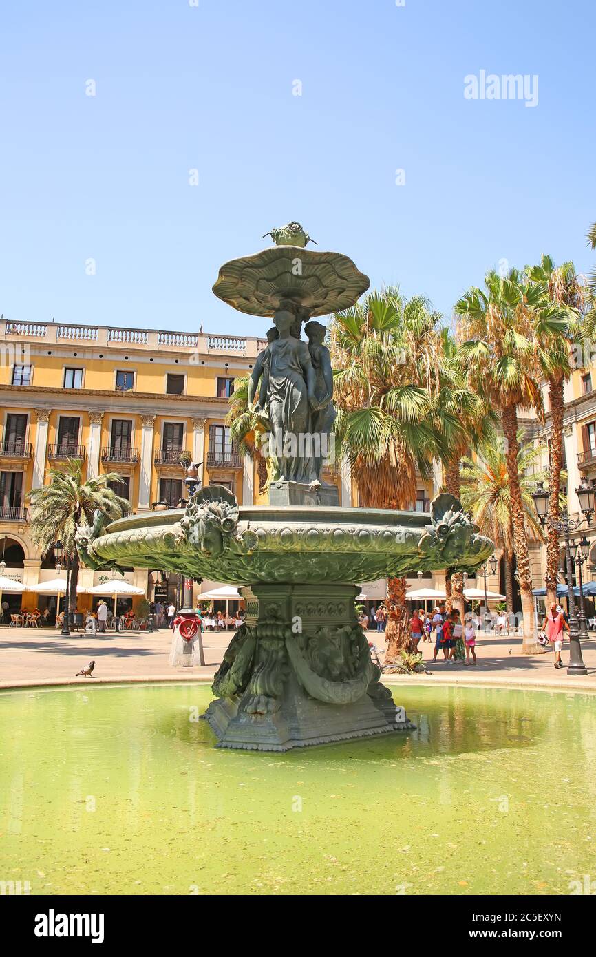 Schöner Brunnen im Zentrum von Plaça Reial, einem Platz im Barri Gòtic von Barcelona, Katalonien, Spanien. Stockfoto