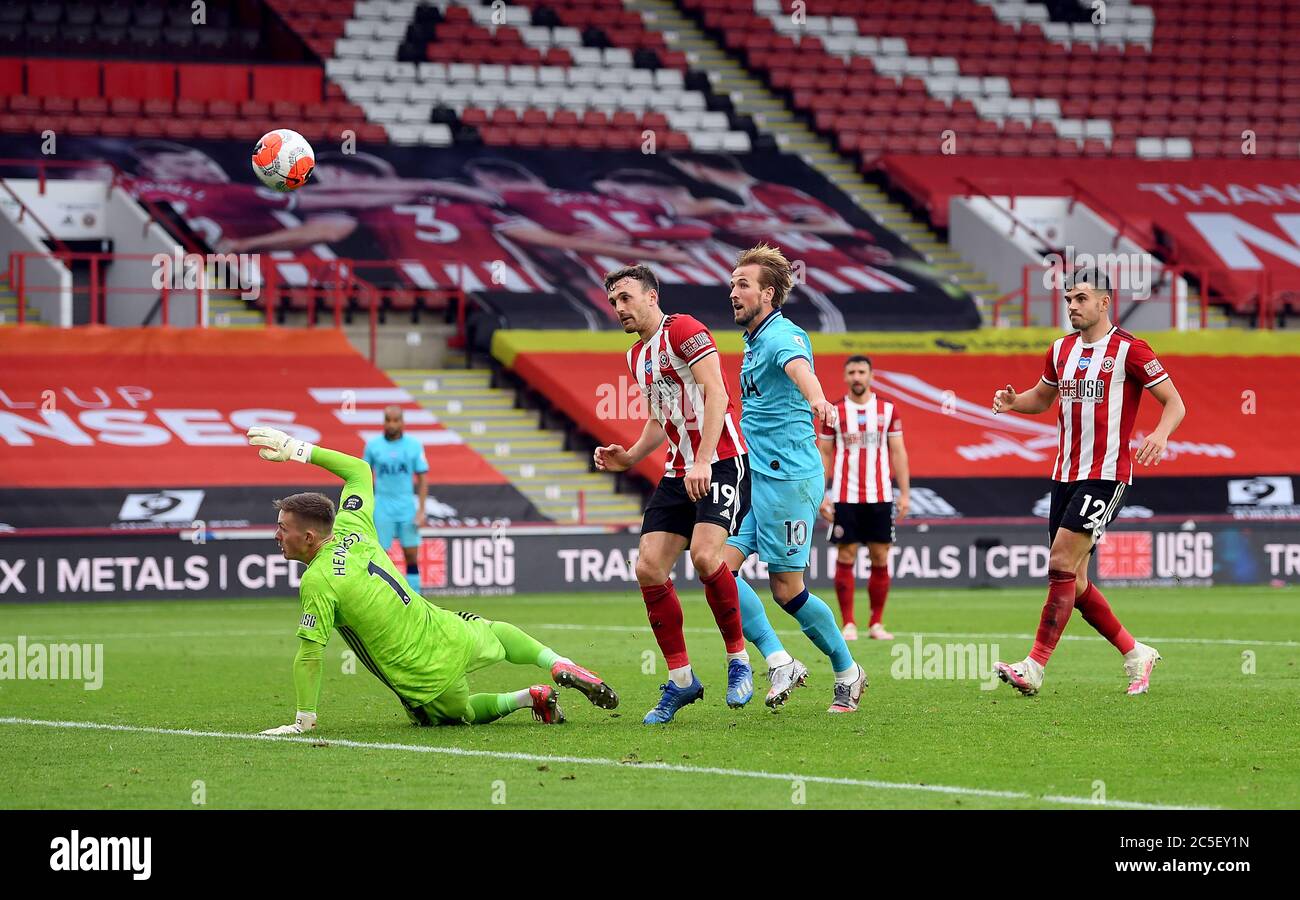 Harry Kane von Tottenham Hotspur erzielt ein Tor, wird aber beim Premier League-Spiel in Bramall Lane, Sheffield, ins abseits getagt. Stockfoto