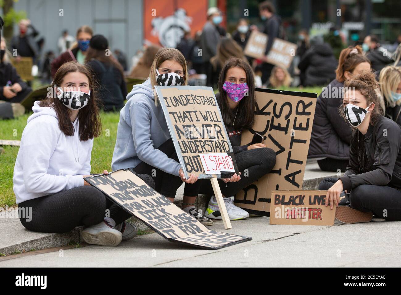 Black Lives Matter (BLM) Protest in Manchester UK.15,000 im Stadtzentrum Piccadilly Gardens eingestellt, um Solidarität für Anti-Rassismus zu zeigen. Stockfoto