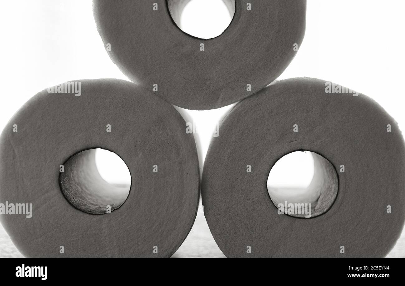 Schwarz und weiß stark kontrastreiche Toilettenpapier rollt zurück beleuchtet Stockfoto