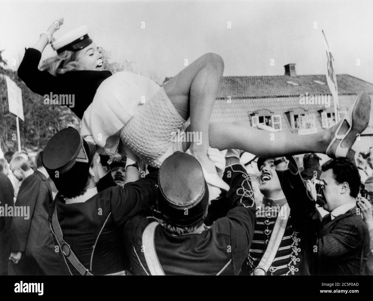 Schauspielerin Pia Degermark wird während der Abschlussfeier im Exklusiven Sigtunaskolan, Schweden, UPI, 12. Juni 1968 in die Luft gehoben Stockfoto