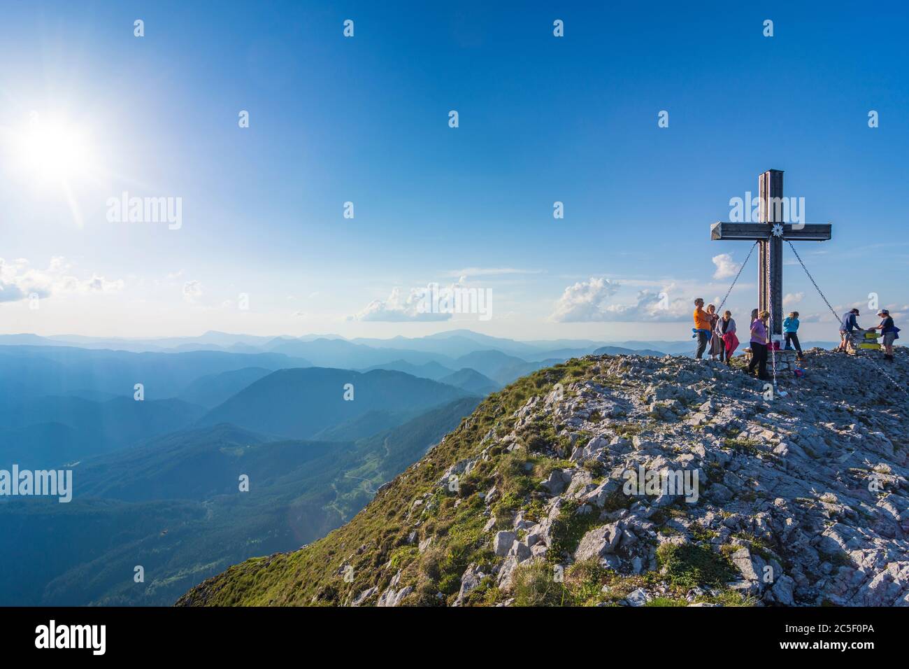 Sankt Barbara im Mürztal: Berg hohe Veitsch (Veitschalpe), Gipfelkreuz, Wanderer, Bergsteiger, Blick auf den Berg Ötscher in Hochsteiermark, Steierma Stockfoto