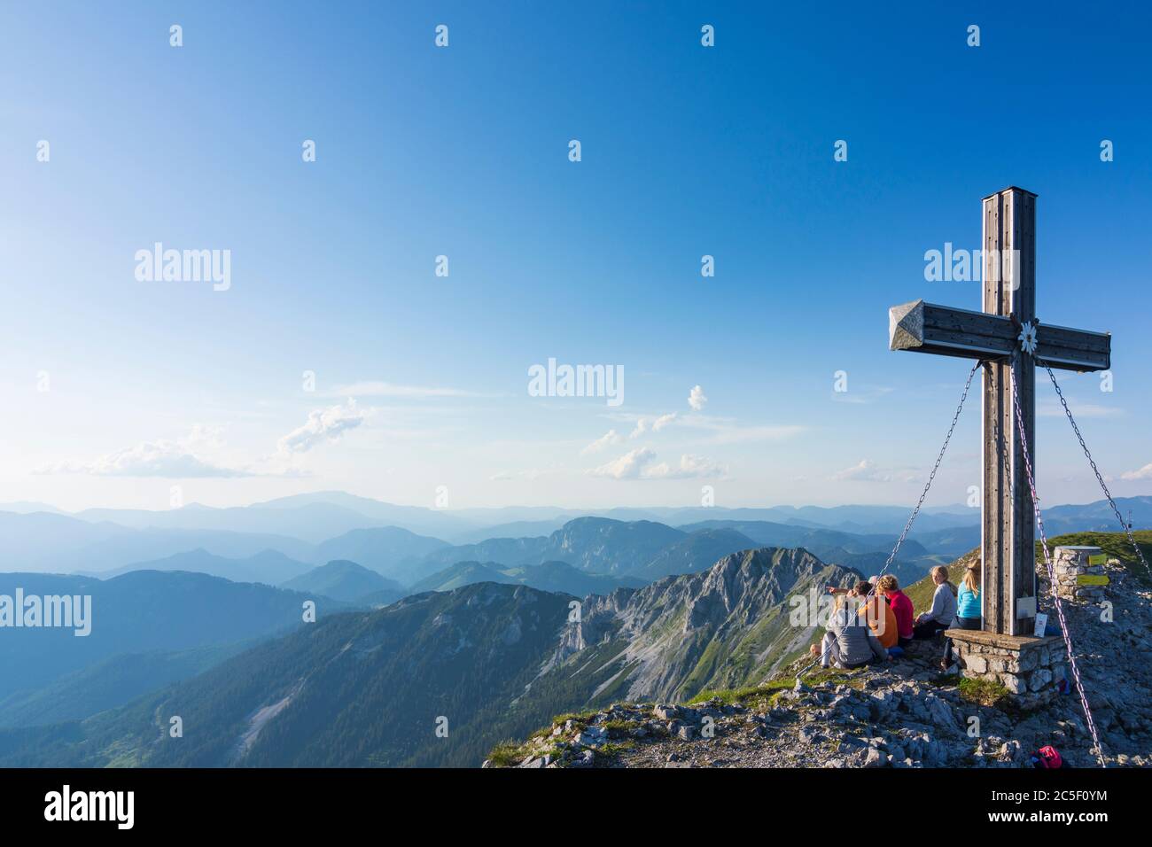 Sankt Barbara im Mürztal: Berg hohe Veitsch (Veitschalpe), Gipfelkreuz, Wanderer, Bergsteiger, Blick auf den Berg Ötscher in Hochsteiermark, Steierma Stockfoto