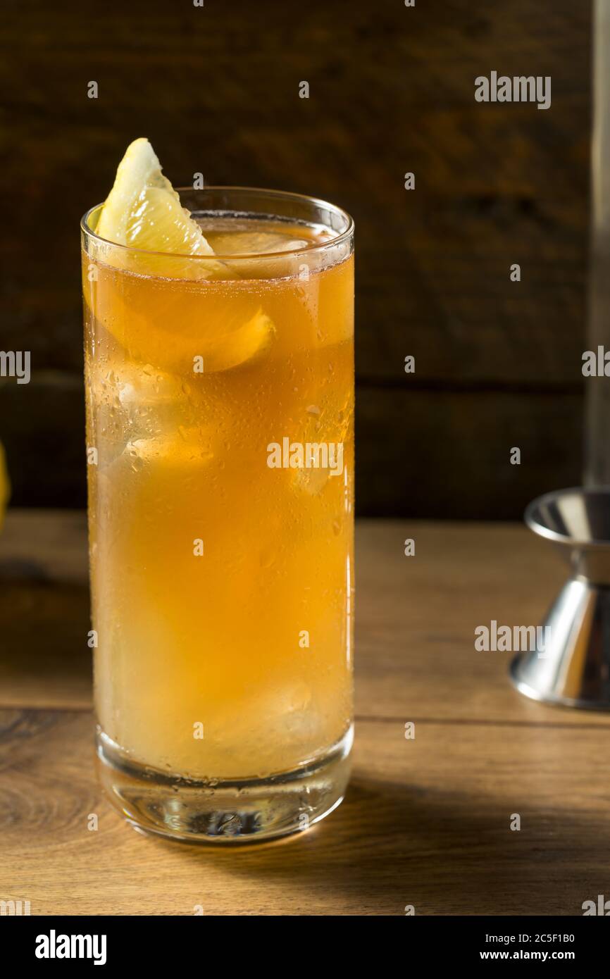Cocktail aus gebäcktem Tee mit Zitrone auf Long Island Stockfoto