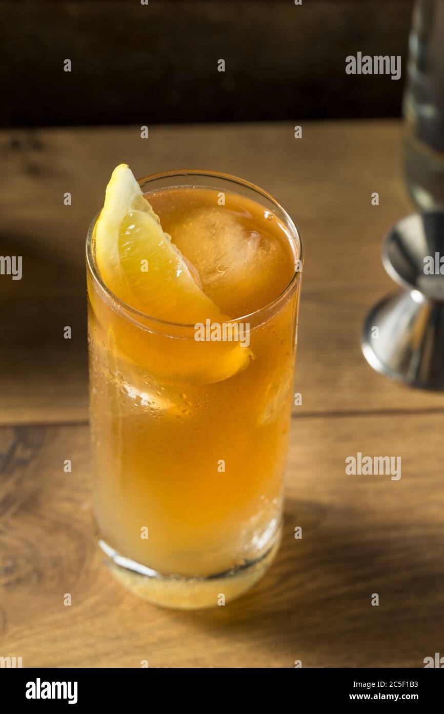 Cocktail aus gebäcktem Tee mit Zitrone auf Long Island Stockfoto