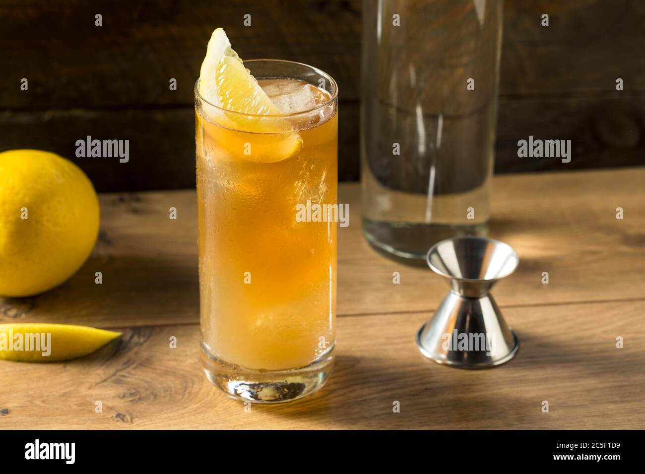 Cocktail aus gebäcktem Tee mit Zitrone auf Long Island Stockfoto