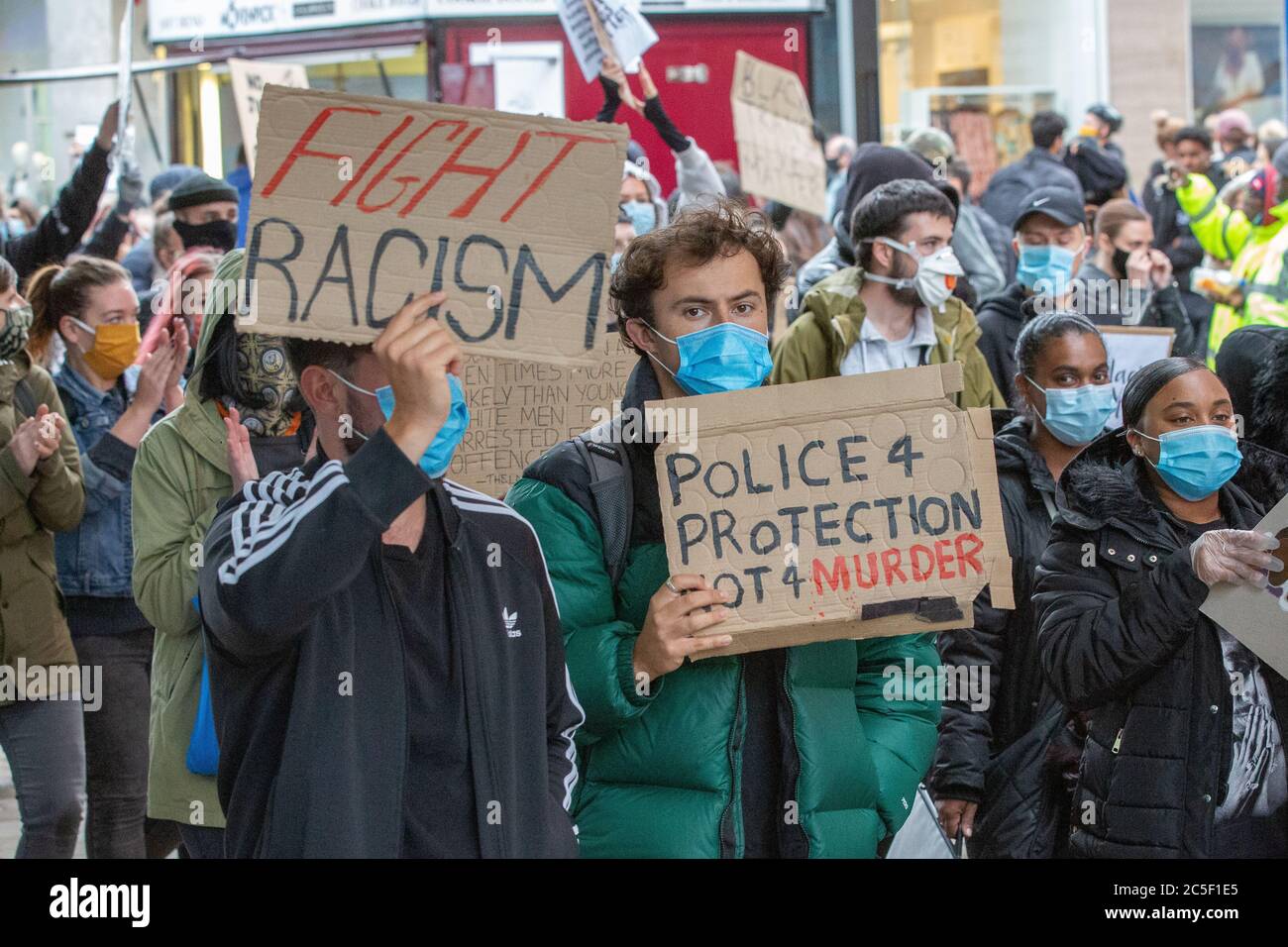 Black Lives Matter (BLM) Protest in Manchester UK.15,000 im Stadtzentrum Piccadilly Gardens eingestellt, um Solidarität für Anti-Rassismus zu zeigen. Stockfoto