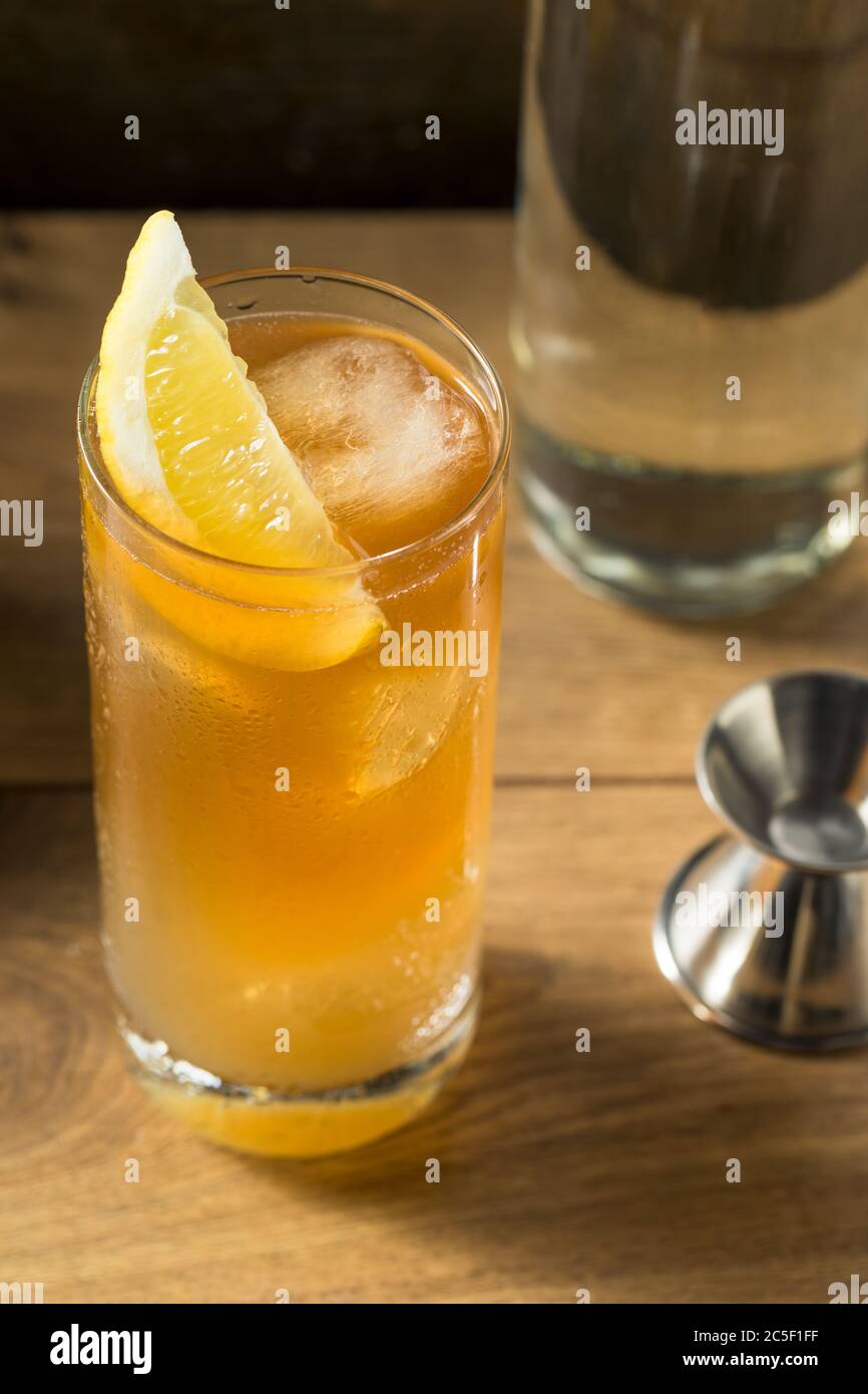 Cocktail aus gebäcktem Tee mit Zitrone auf Long Island Stockfoto