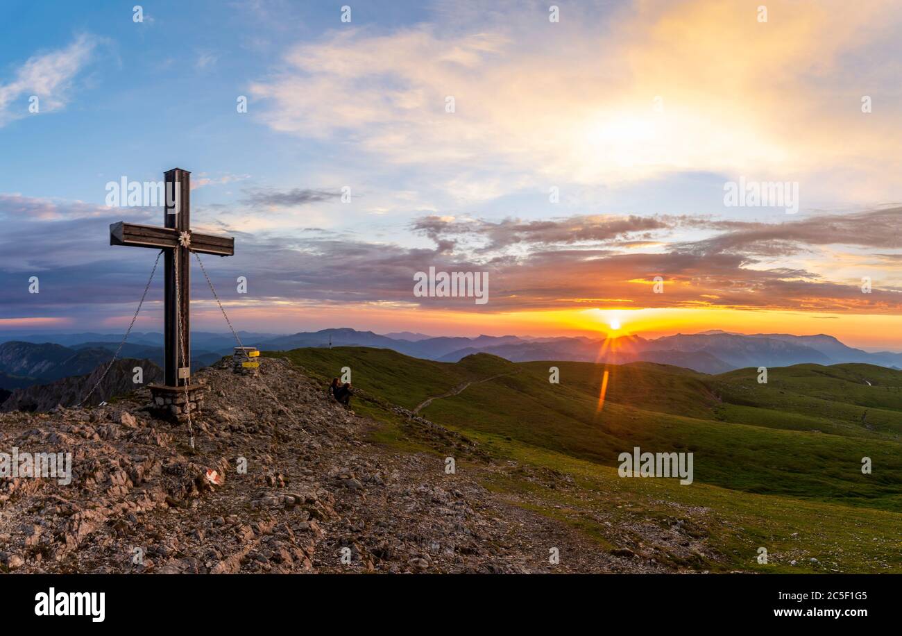 Sankt Barbara im Mürztal: Berg hohe Veitsch (Veitschalpe), Gipfelkreuz, Sonnenaufgang in Hochsteiermark, Steiermark, Österreich Stockfoto