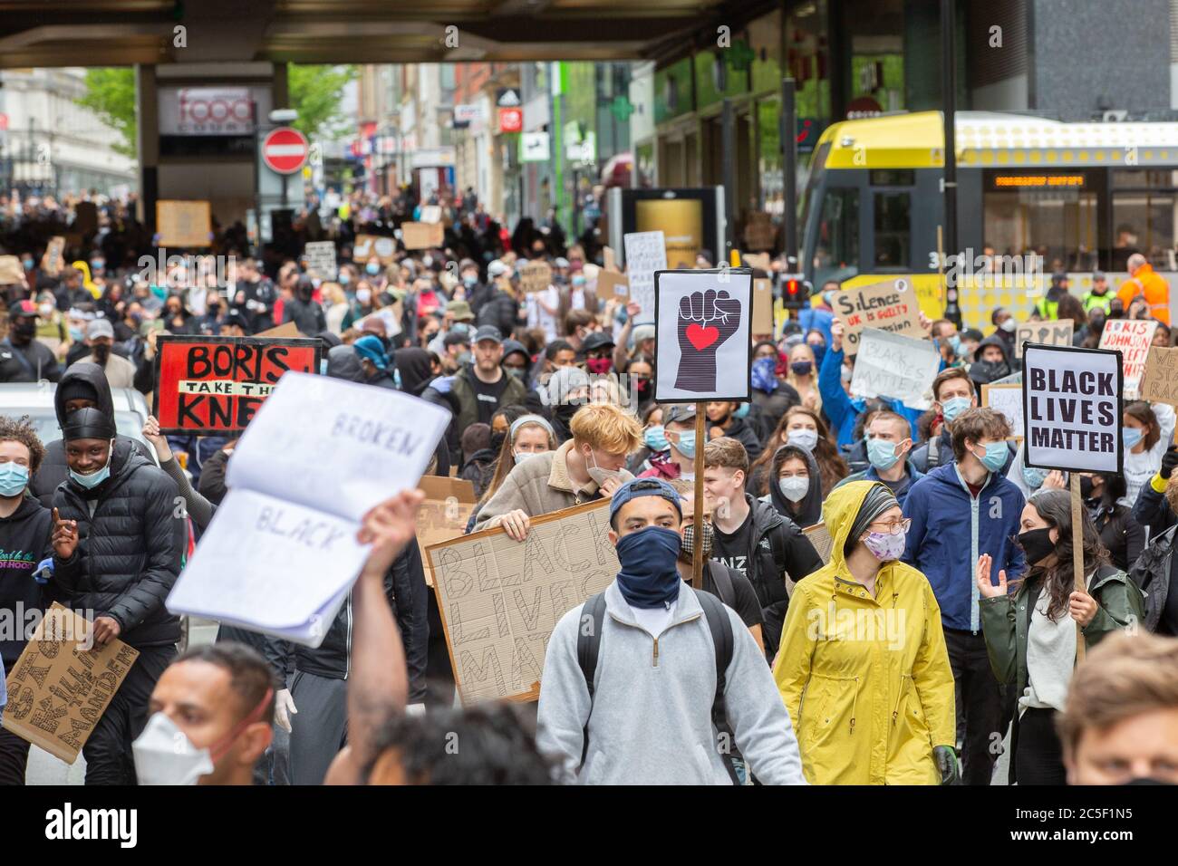 Black Lives Matter (BLM) Protest in Manchester UK.15,000 im Stadtzentrum Piccadilly Gardens eingestellt, um Solidarität für Anti-Rassismus zu zeigen. Stockfoto