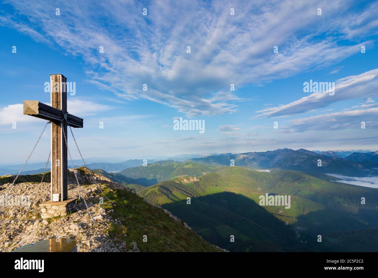 Sankt Barbara im Mürztal: Berg hohe Veitsch (Veitschalpe), Gipfelkreuz, Blick auf den Berg Hochschwab in Hochsteiermark, Steiermark, Steiermark, NeuB. Stockfoto