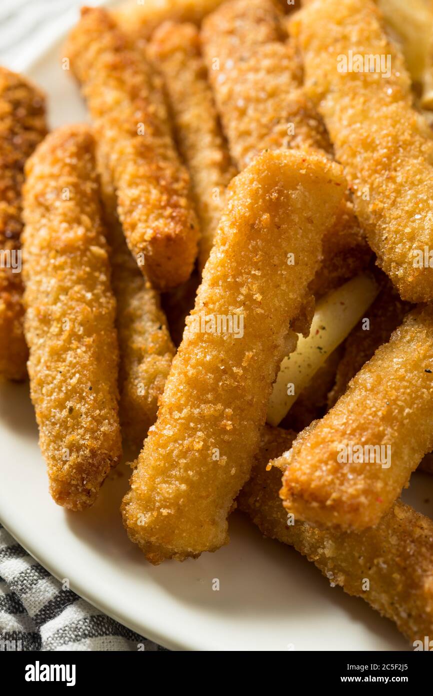 Hausgemachte tiefgebratene Fischstäbchen und Pommes mit Dip Stockfoto