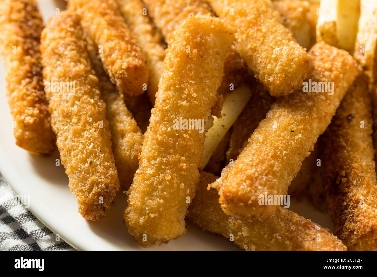 Hausgemachte tiefgebratene Fischstäbchen und Pommes mit Dip Stockfoto