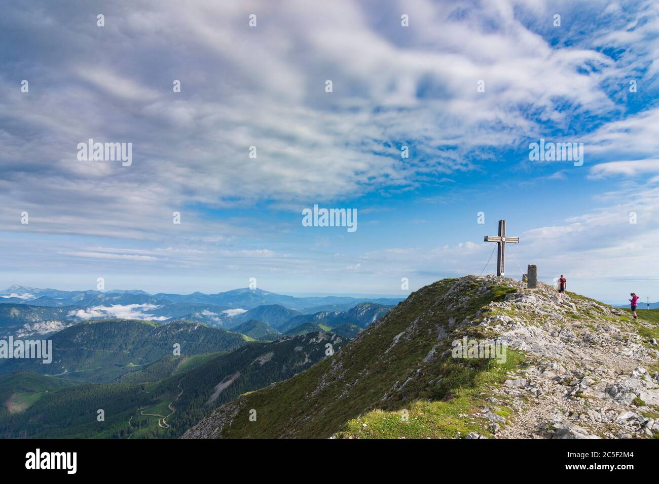 Sankt Barbara im Mürztal: Berg hohe Veitsch (Veitschalpe), Gipfelkreuz, Wanderer, Bergsteiger in Hochsteiermark, Steiermark, Steiermark, Österreich Stockfoto