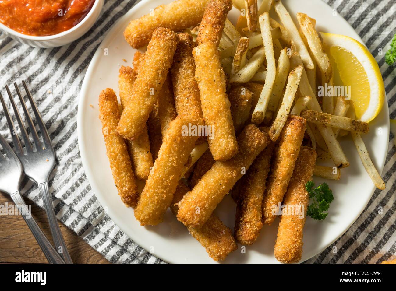 Hausgemachte tiefgebratene Fischstäbchen und Pommes mit Dip Stockfoto