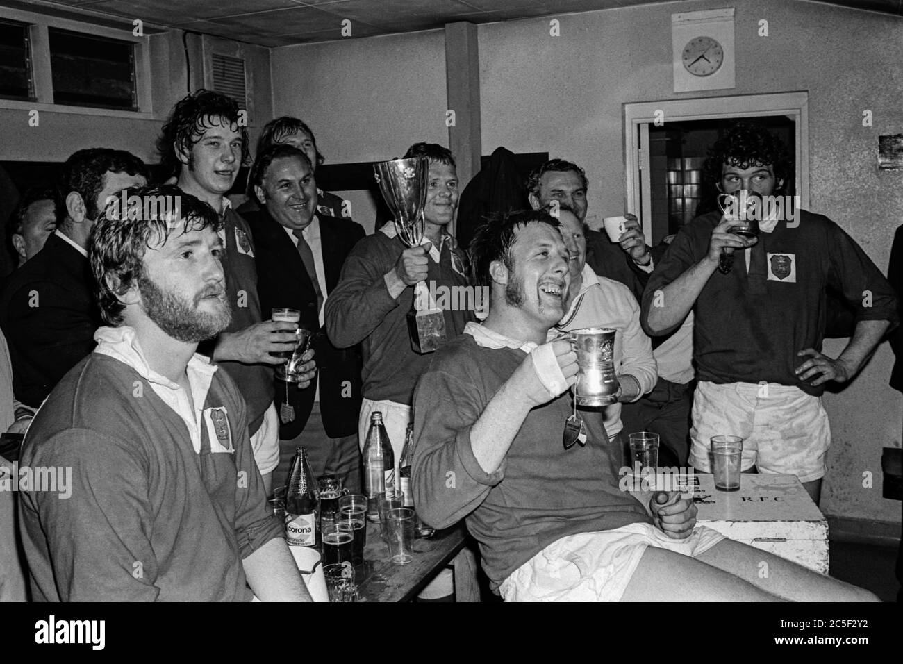 Llanelli-Team feiert ihren Sieg über Aberavon in ihrer Kleidung nach dem letzten Pfiff des WRU Cup Final im National Stadium, Cardiff am 27. April 1974. Stockfoto