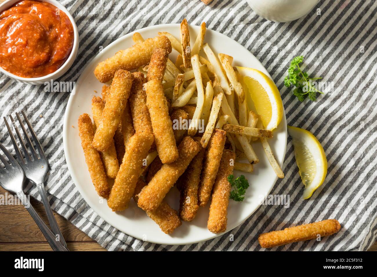 Hausgemachte tiefgebratene Fischstäbchen und Pommes mit Dip Stockfoto