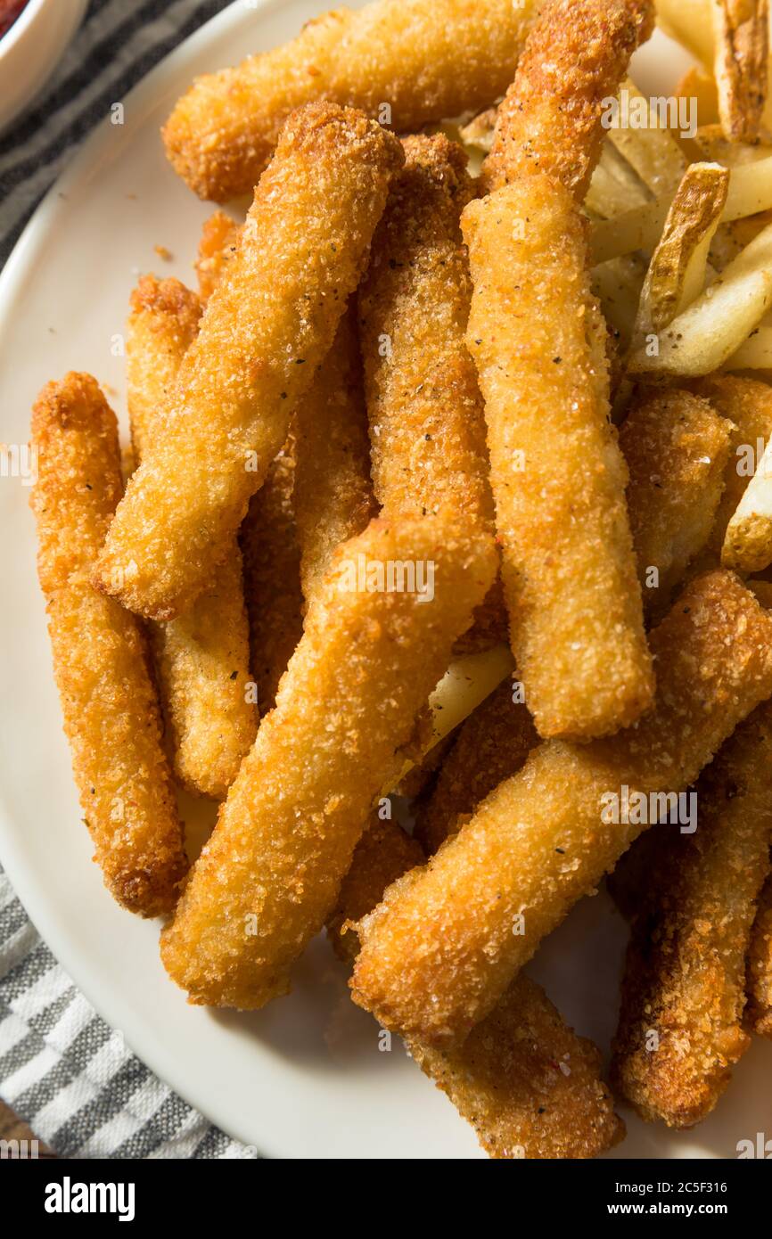 Hausgemachte tiefgebratene Fischstäbchen und Pommes mit Dip Stockfoto