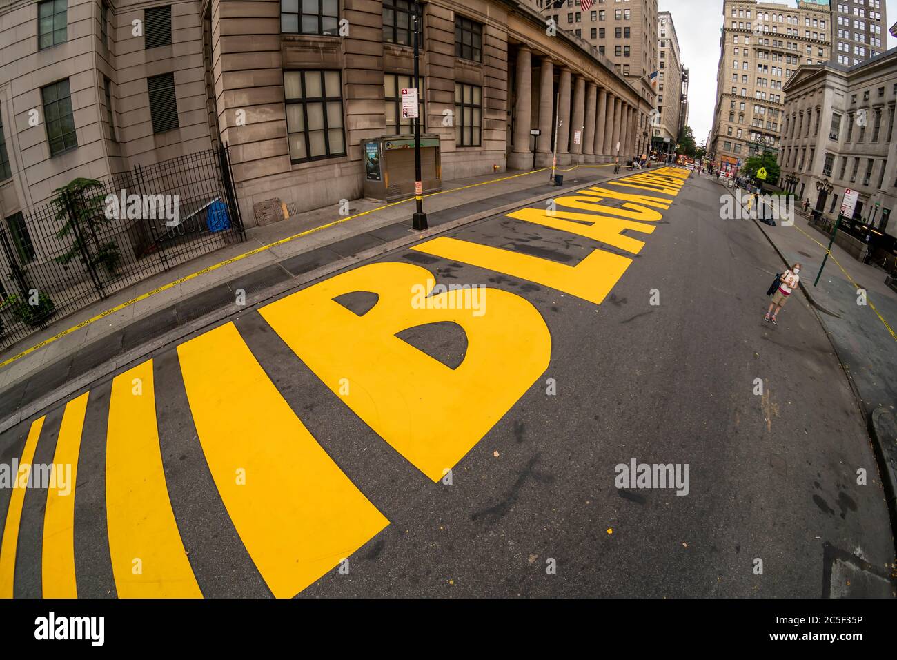 Das massive Wandgemälde „Black Lives Matter“, das am Samstag, 27. Juni 2020, auf der Joralemon Street vor der New Yorker Borough Hall in Brooklyn gemalt wurde. Die Stadt hat versprochen, eines dieser Wandbilder in einer Straße in jedem Stadtteil zu malen, wobei das Manhattan vor dem Trump Tower gemalt werden soll. (© Richard B. Levine) Stockfoto