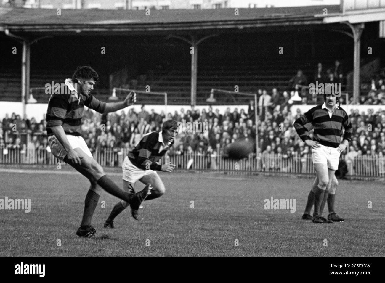 Aberavon zweite Reihe Allan Marin nimmt eine Umwandlung mit seinem klassischen Torpedo-Stil Kick im National Stadium, Cardiff während des WRU Cup Final zwischen Aberavon und Llanelli am 27. April 1974. Stockfoto