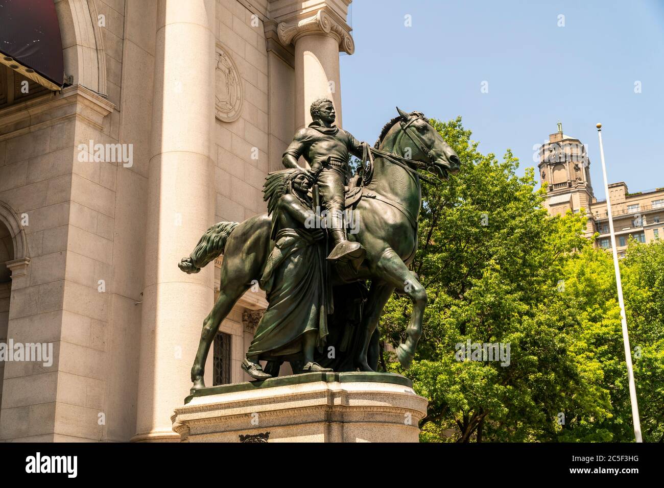 Die Reiterskulptur von Präsident theodore Roosevelt vor dem American Museum of Natural History im Central Park West in New York am Montag, 22. Juni 2020. Die 1940 installierte Skulptur von James Earle Fraser soll entfernt werden, weil Roosevelt von einem Indianer und einem Afroamerikaner flankiert wird, die viele als rassistisch betrachten. (© Richard B. Levine) Stockfoto