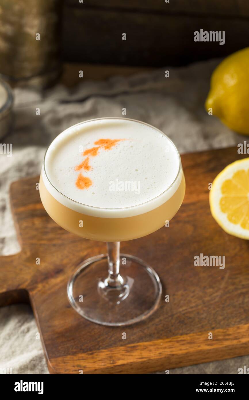 Hausgemachter, boozy Pisco Sour Cocktail mit Bittern Stockfoto