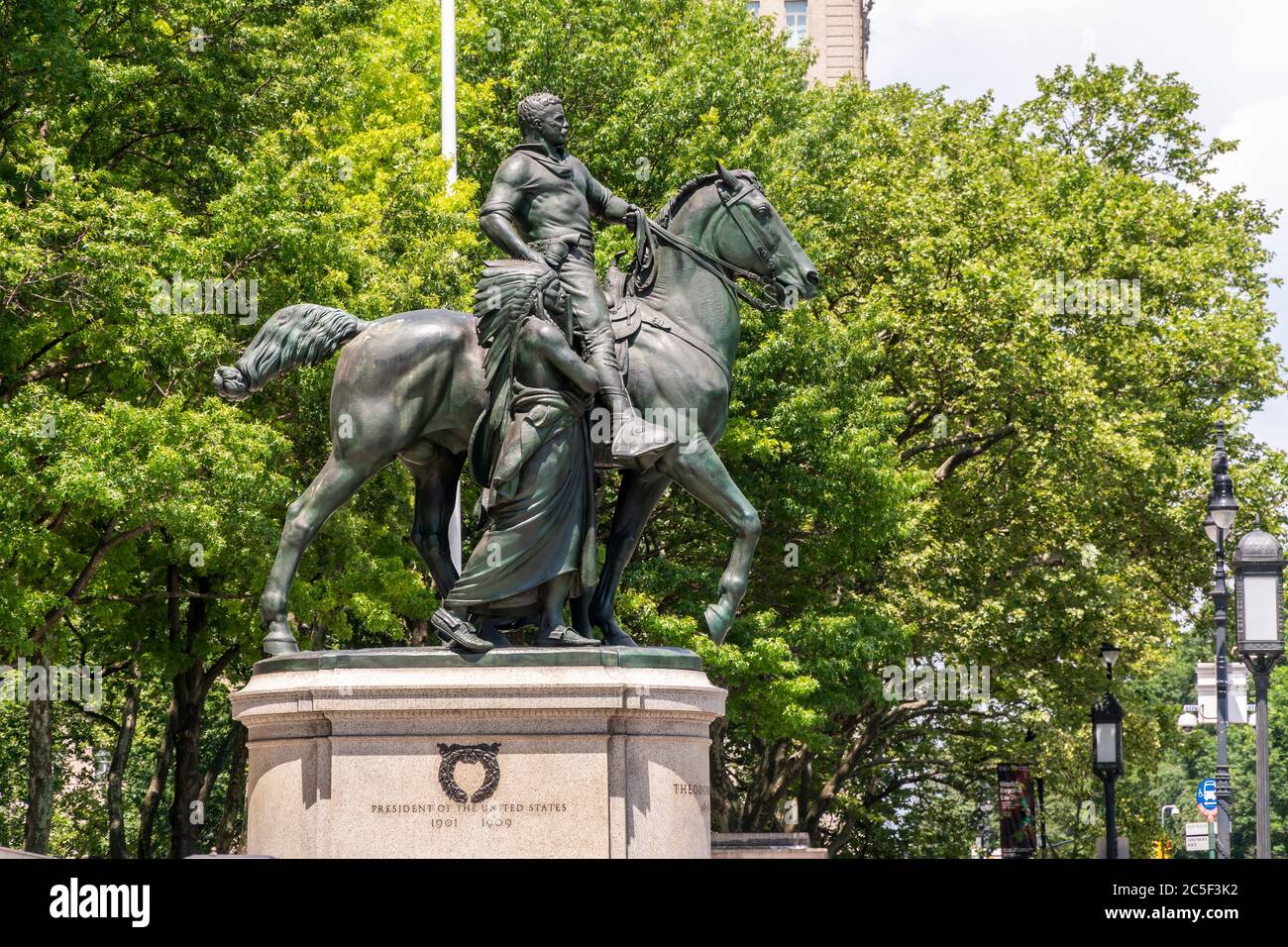 Die Reiterskulptur von Präsident theodore Roosevelt vor dem American Museum of Natural History im Central Park West in New York am Montag, 22. Juni 2020. Die 1940 installierte Skulptur von James Earle Fraser soll entfernt werden, weil Roosevelt von einem Indianer und einem Afroamerikaner flankiert wird, die viele als rassistisch betrachten. (© Richard B. Levine) Stockfoto