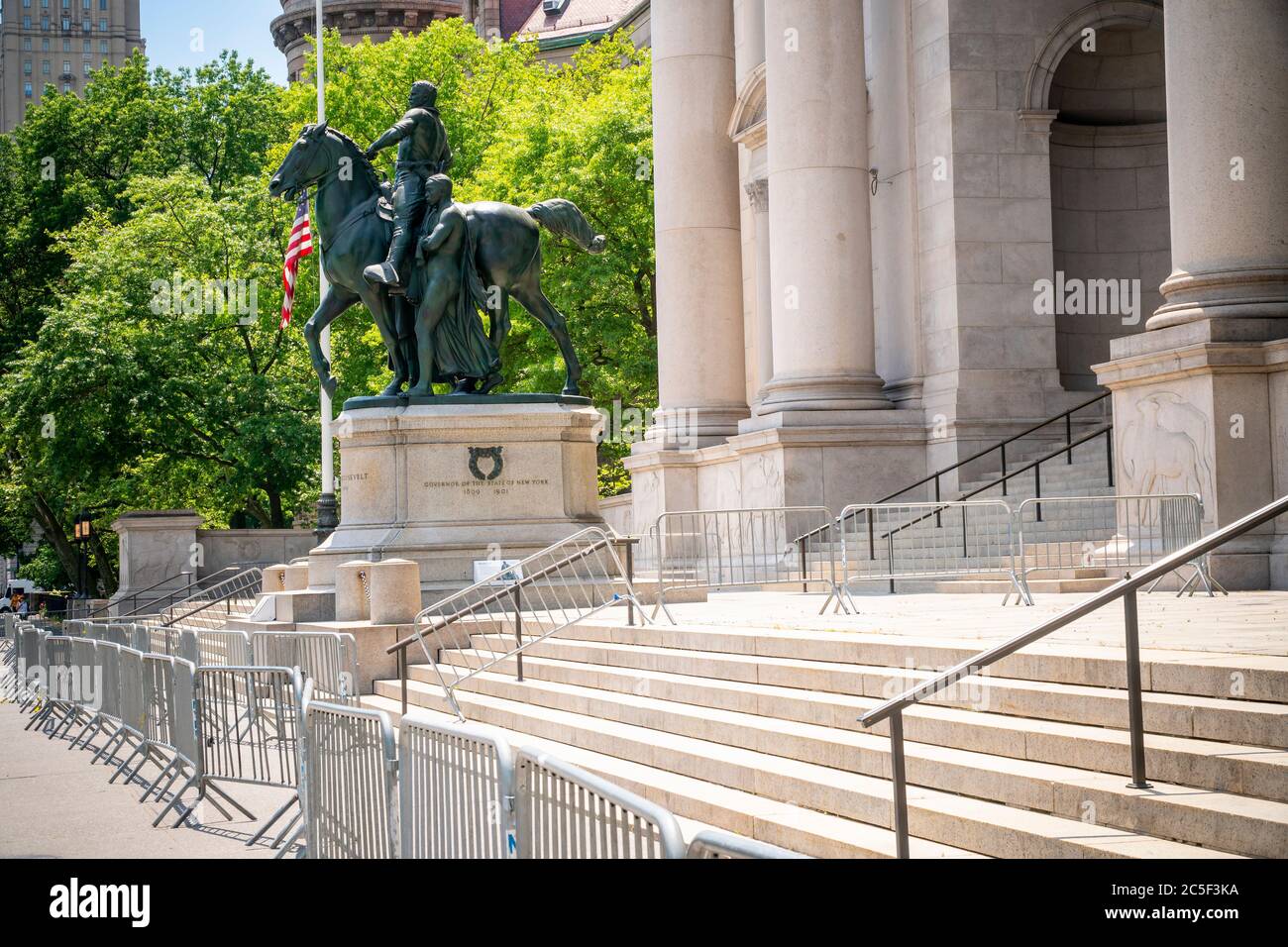 Die Reiterskulptur von Präsident theodore Roosevelt vor dem American Museum of Natural History im Central Park West in New York am Montag, 22. Juni 2020. Die 1940 installierte Skulptur von James Earle Fraser soll entfernt werden, weil Roosevelt von einem Indianer und einem Afroamerikaner flankiert wird, die viele als rassistisch betrachten. (© Richard B. Levine) Stockfoto