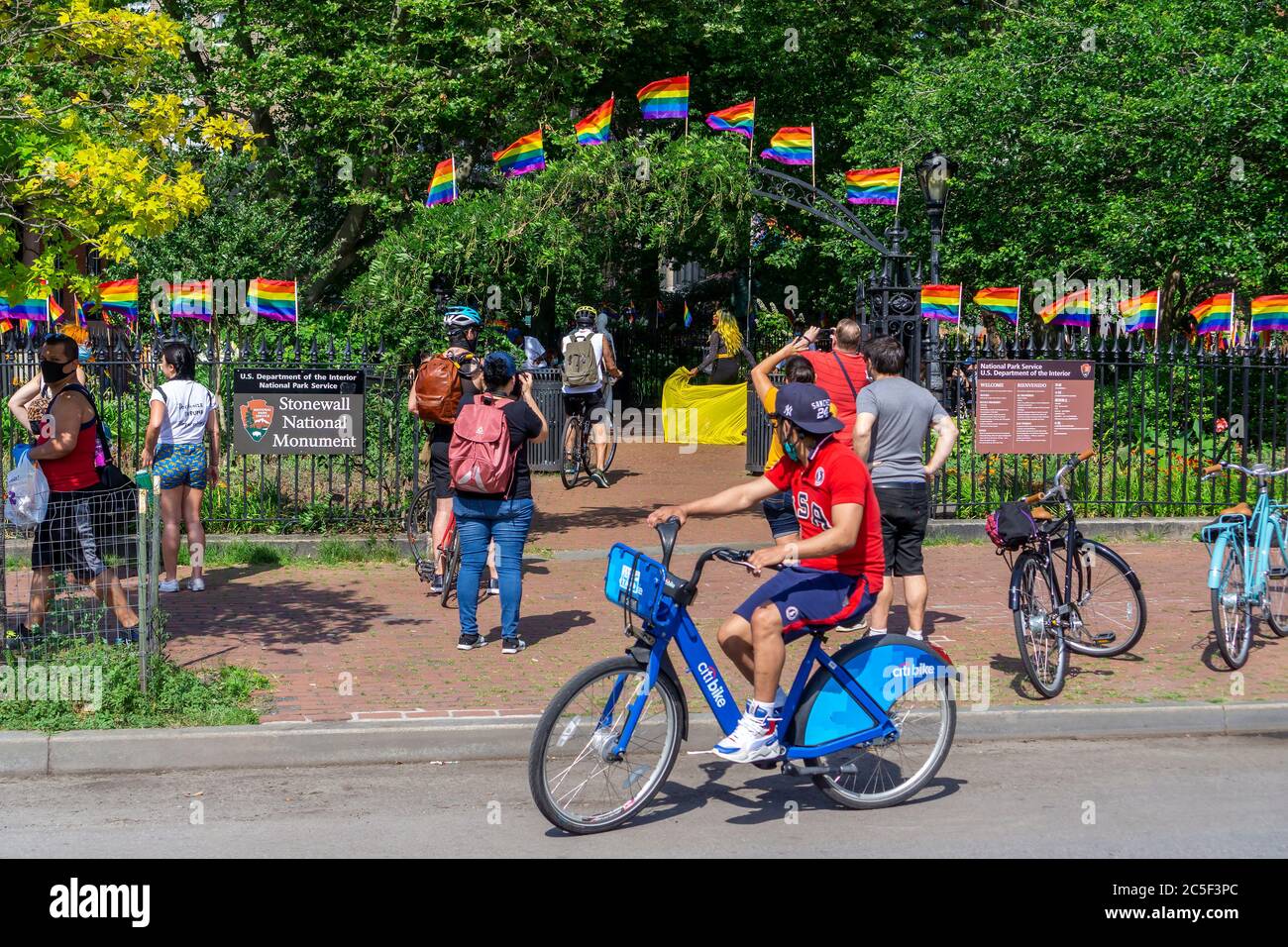 Passanten genießen eine improvisierte Tanzvorstellung im Stonewall National Monument in Greenwich Village in New York am Freitag, 19. Juni 2020. Wegen der covid-19 Pandemie wurde die jährliche Gay Pride Parade, sowie jede andere Parade und große Versammlungen abgesagt oder verschoben. (© Richard B. Levine) Stockfoto