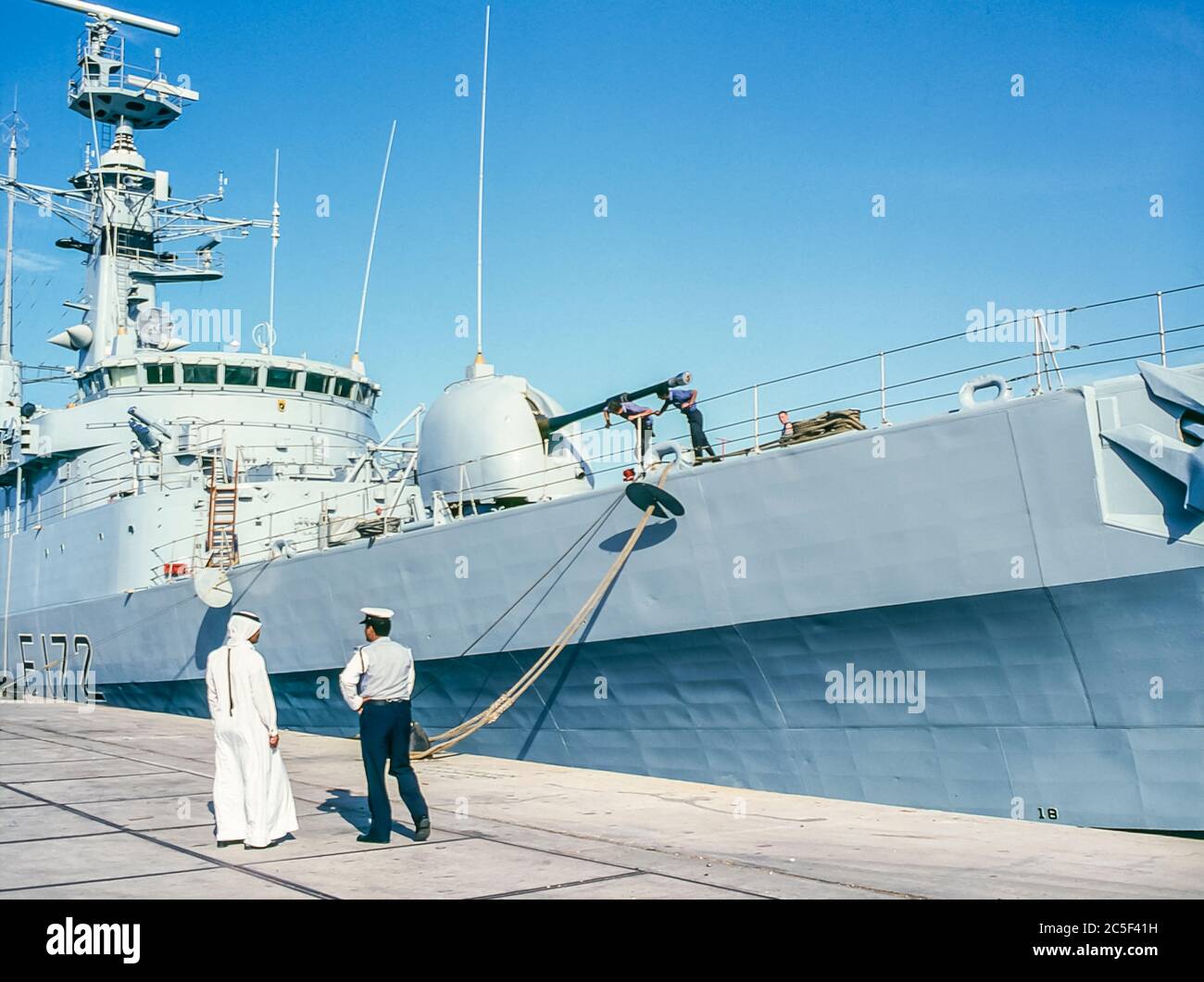 Der arabische Meerbusstaat Katar um 1981-82 mit der HMS Typ 21 Frigate Ambuscade im Hafen von Doha. Ambuscade diente im Falkland-Krieg, der später an Pakistan 1993 verkauft und Tariq umbenannt wurde Stockfoto