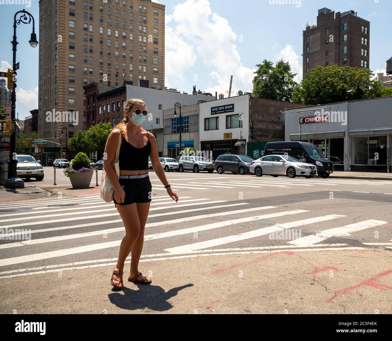 Frau in ihrer Maske in Greenwich Village in New York am Sonntag, 28. Juni 2020. (© Richard B. Levine) Stockfoto