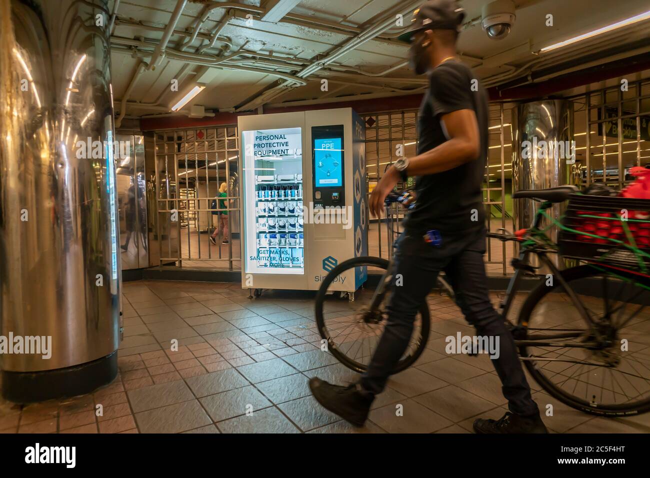 Ein Verkaufsautomat in der U-Bahnstation Herald Square in New York am Dienstag, den 30. Juni 2020 verkauft PSA-Waren an Fahrer. Das MTA hat zwölf Verkaufsautomaten mit persönlicher Schutzausrüstung und Handdesinfektionsmittel in 10 Hauptstationen des Systems platziert. Masken sind erforderlich, um U-Bahnen und Busse zu fahren. © Richard B. Levine) Stockfoto