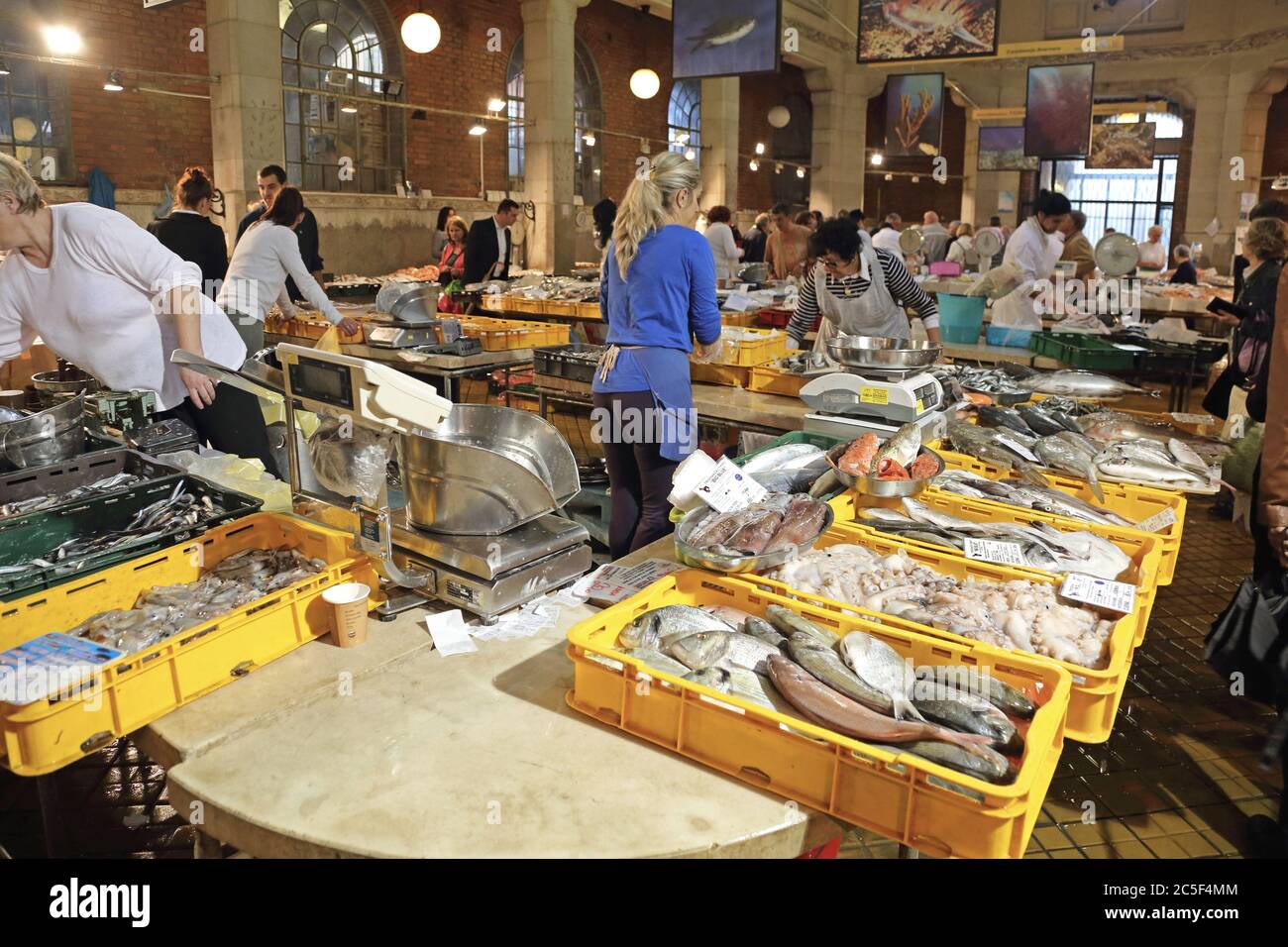 Rijeka, Kroatien - 17. Oktober 2014: Leute Einkaufen für Meeresfrüchte im Fischmarkt in Rijeka, Kroatien. Stockfoto