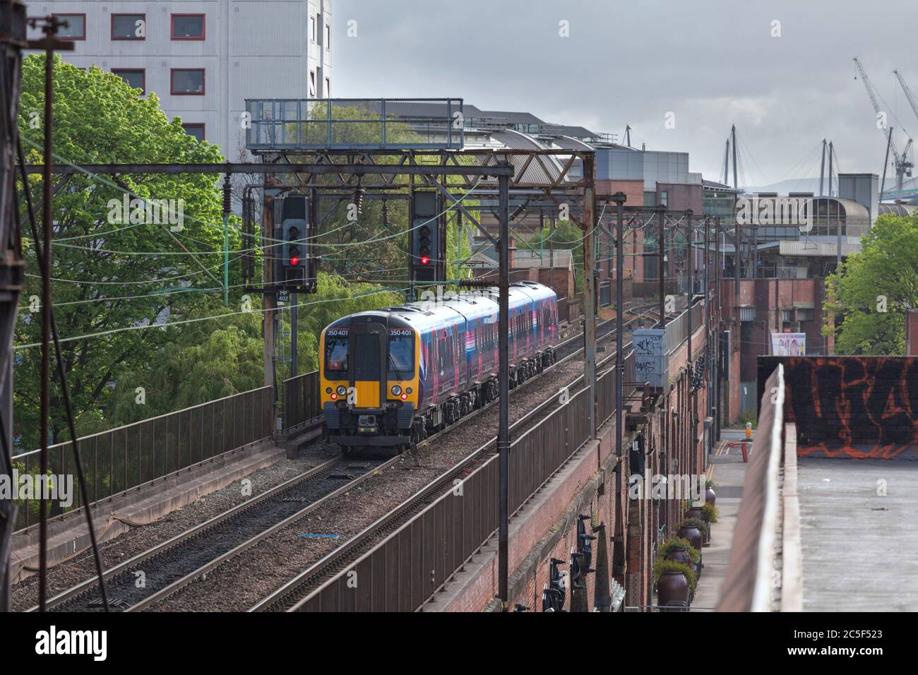 Erster Elektrozug der TransPennine Express Siemens-Klasse 350, der die verstopfte castlefield-Korridorbahn im Zentrum von Manchester passiert Stockfoto