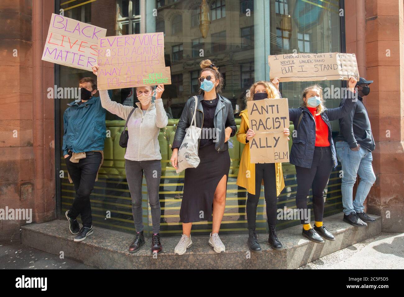 Black Lives Matter (BLM) Protest in Manchester UK.15,000 im Stadtzentrum Piccadilly Gardens eingestellt, um Solidarität für Anti-Rassismus zu zeigen. Stockfoto