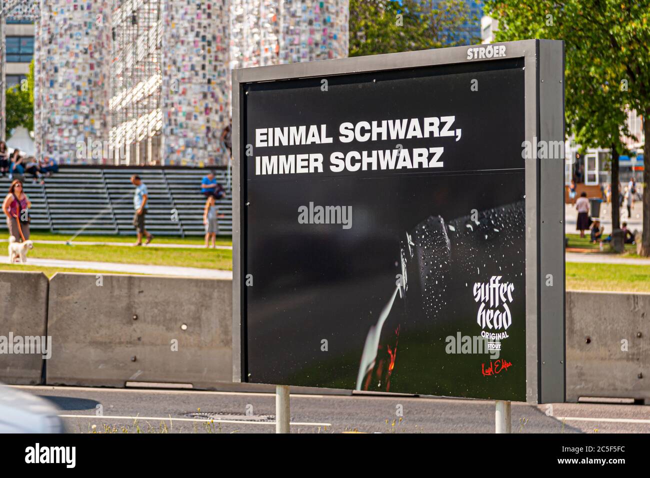 Werbung für ein schwarzes Bier vor Parthen of Books auf der Documenta 2017 in Kassel. Die argentinische Künstlerin Marta Minujin hat unzählige Bücher über einen Parthenon auf einem Gerüst aufgestellt Stockfoto