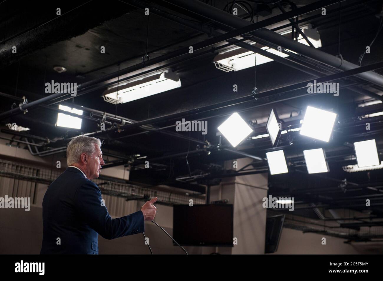 Kevin McCarthy (Republikaner von Kalifornien), der Minderheitsführer des US-Repräsentantenhauses, bietet während seiner wöchentlichen Pressekonferenz im US-Kapitol in Washington, DC, am Donnerstag, den 2. Juli 2020, Bemerkungen und Fragen von Reportern an. Kredit: Rod Lampey/CNP /MediaPunch Stockfoto