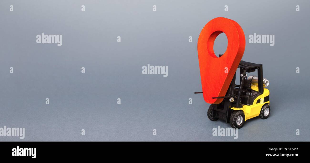 Der Gabelstapler trägt einen roten Zeiger für das Navigationssymbol. Transport und Lieferung. Transport von Fracht. Transfer und Handel. Fracht, Produktion Stockfoto