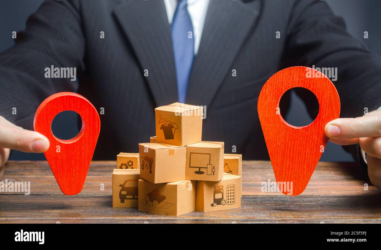 Der Geschäftsmann zeigt die Punkte der Route der Lieferung und Lieferung von Waren. Verteilung. Handelslogistik. Aufgabe der automatischen Zustellung von Ord Stockfoto