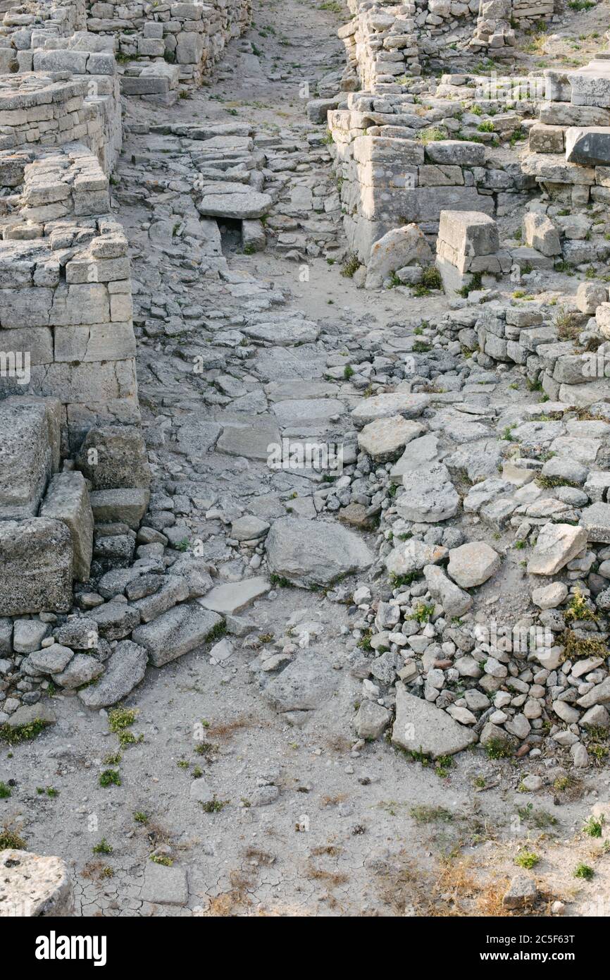 Troja. Blick auf die Stadt Troy. Historische Steine. Historische Ruinen und zerstörte Strukturen. Stockfoto