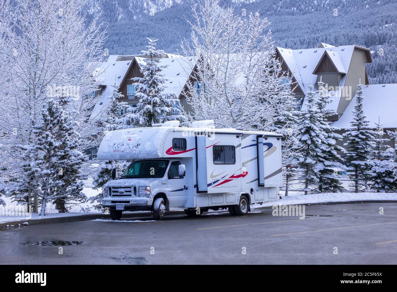 Ein Klasse C Freizeitfahrzeug RV Camping geparkt Übernachtung im Snow Canmore Alberta Kanada Stockfoto