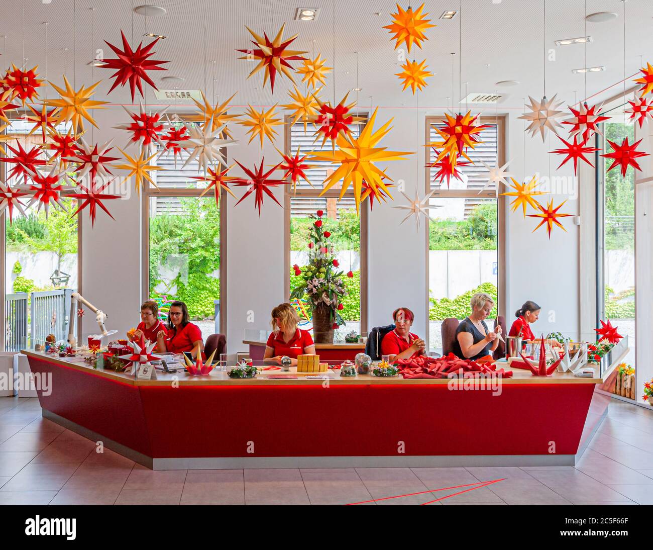 Herrnhut poinsettia Manufaktur. Mhrische Sternfabrik (in Deutschland als  Herrnhuter Sterne bekannt) in Herrnhut, Deutschland Stockfotografie - Alamy