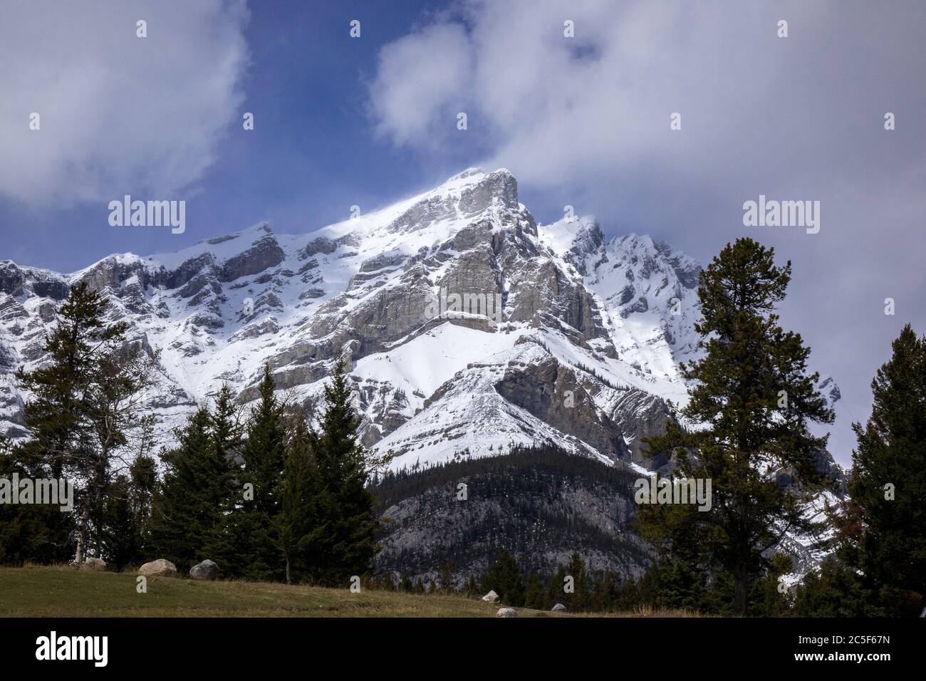 Schneebedeckte kanadische Rocky Mountains in Canmore Alberta die Rockies EINE wichtige Touristenattraktion Frühling Anfang Mai Stockfoto