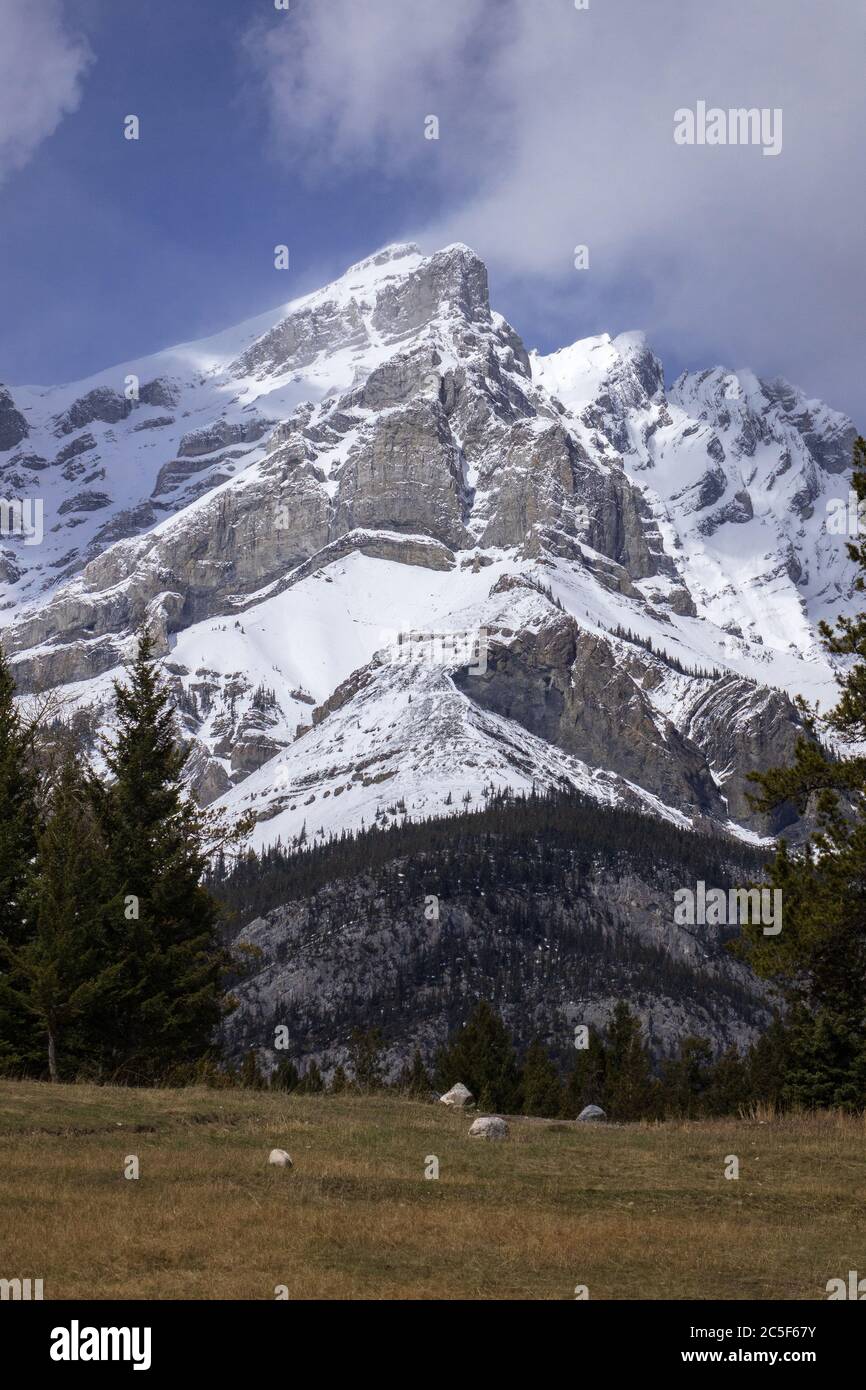 Schneebedeckte kanadische Rocky Mountains in Canmore Alberta die Rockies EINE wichtige Touristenattraktion Frühling Anfang Mai Stockfoto