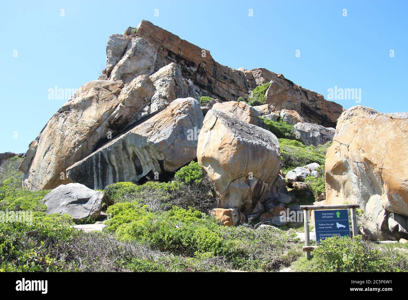 Felsenlandschaft und Robbenschild im Robberg Nature Reserve, einem Weltkulturerbe. Plettenberg Bay, Garden Route, Südafrika, Afrika. Stockfoto