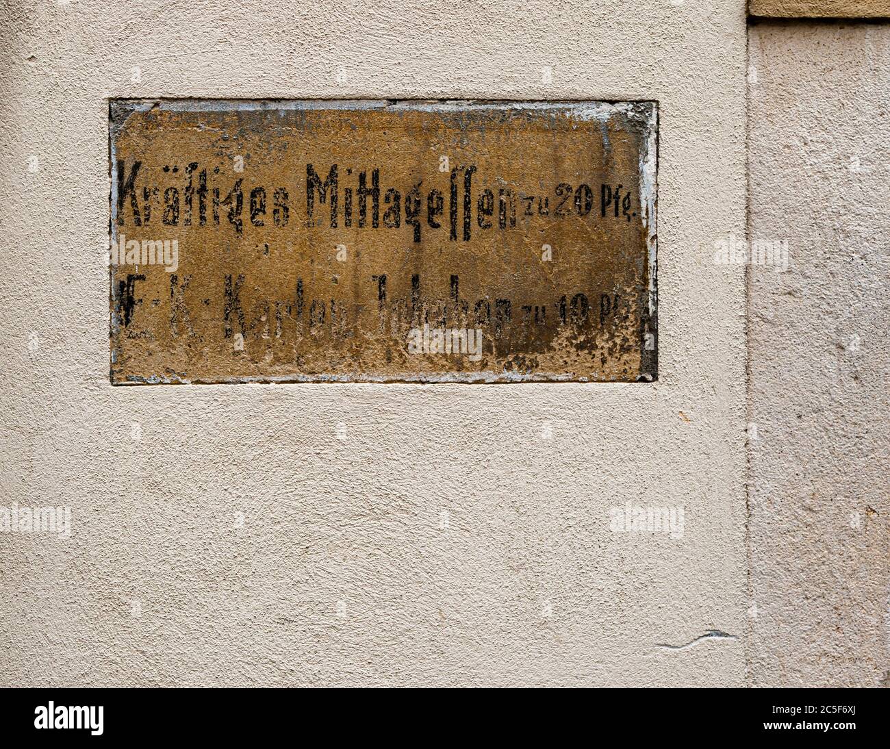 Herzhaftes Mittagessen bei 20 Pfennigen verkündet die verblasste Inschrift an einer Hauswand in Görlitz Stockfoto