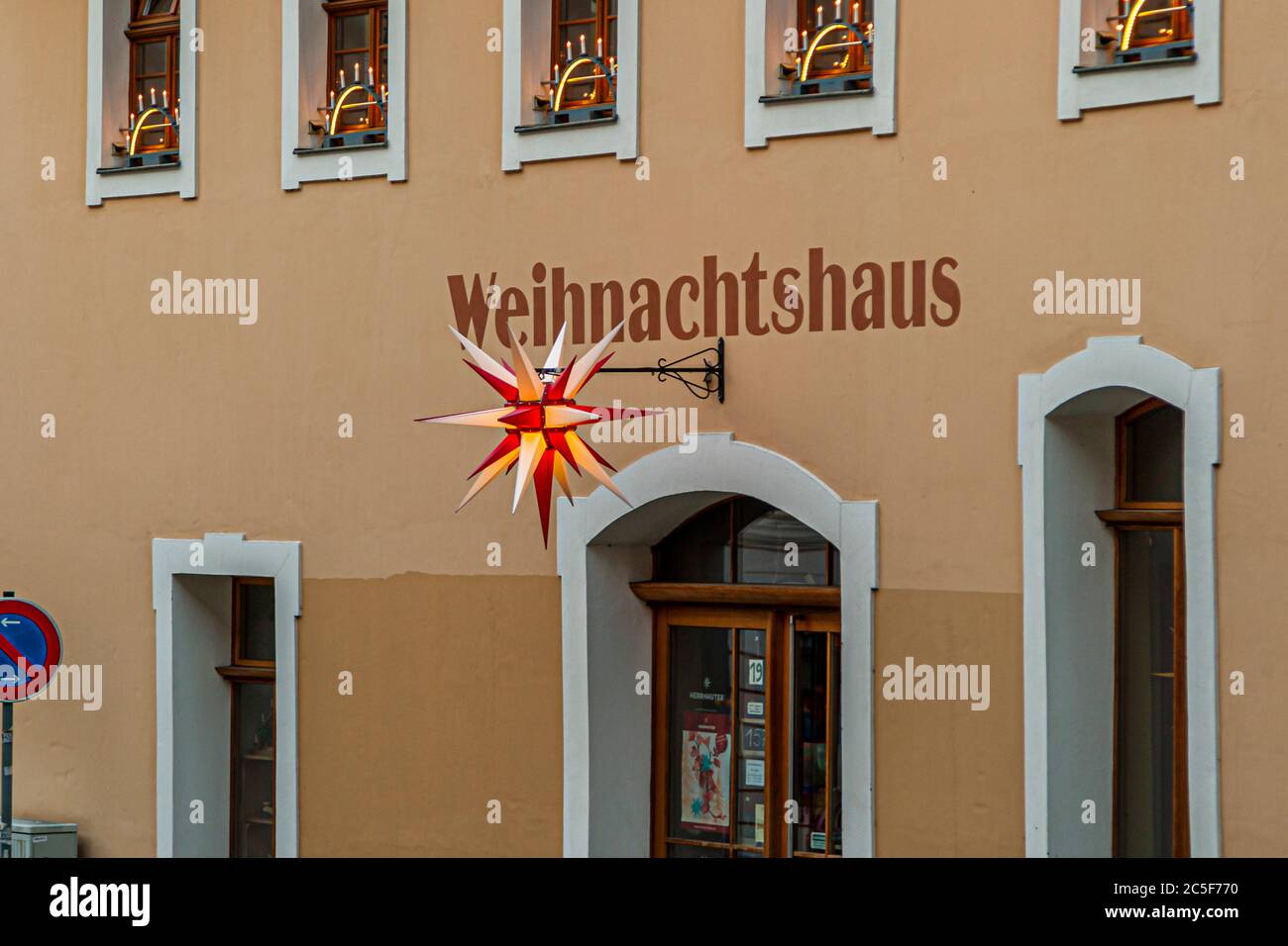 Mährischer Stern vor einem Weihnachtsgeschäft in Görlitz, Sachsen, Deutschland Stockfoto